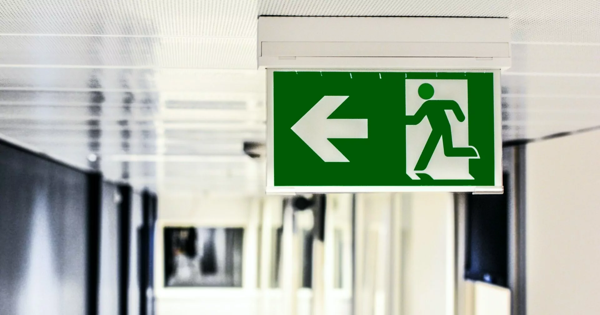 Nooduitgang borden: het belangrijkste hulpmiddel voor veilige evacuatie